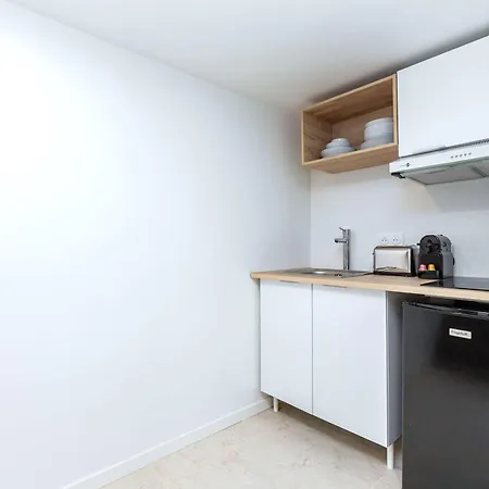 Central, Air-conditioned And Designer - Pereire شقة