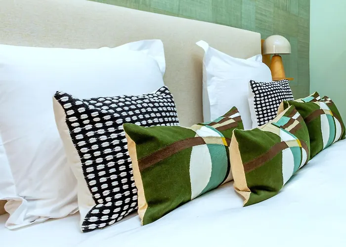 Central, Air-conditioned And Designer - Pereire